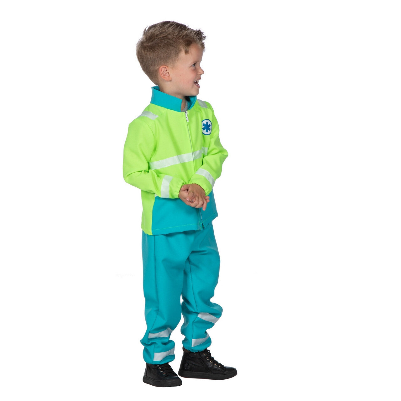 Op deze afbeelding zie je een Kostuums, van het merk Wilbers. Hulp Is Onderweg Ambulance Medewerker Jongen Kostuum